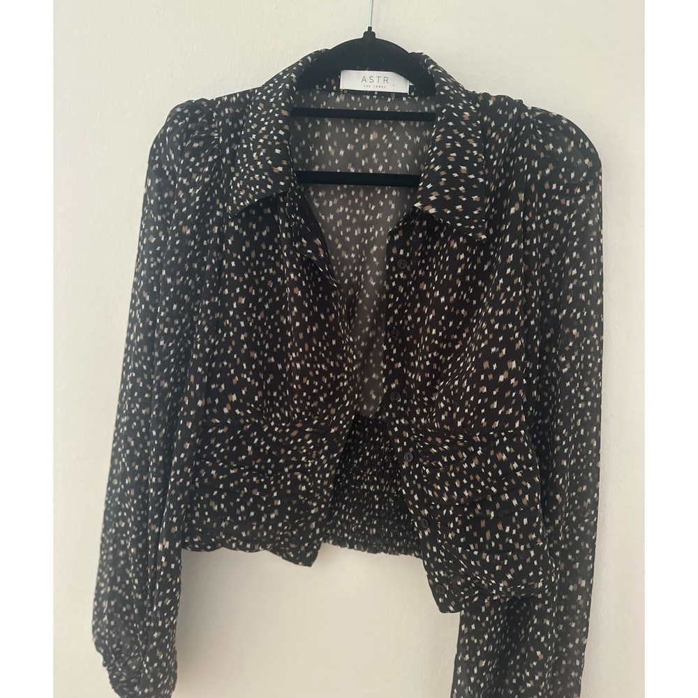 ASTR The Label Ruched Blouse in Black Taupe Geo Print